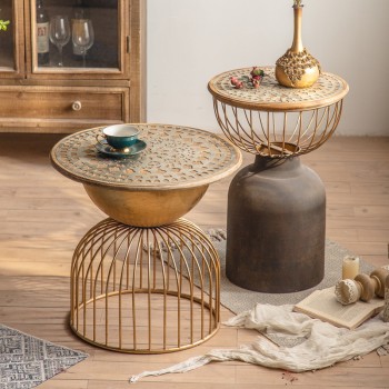 طاولة جانبيه معدنيه بسطح خشبي متوفر بحجمين طاولة جانبيه معدنيه بسطح خشبي متوفر بحجمين