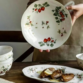 صحن بورسلان مجوف بتصميم الفراوله 22.6cm صحن بورسلان مجوف بتصميم الفراوله 22.6cm