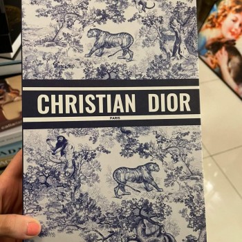 صندوق قابل للفتح بتصميم كتاب dior