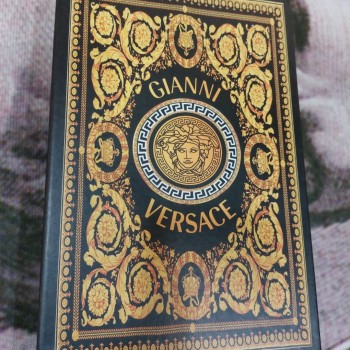 صندوق قابل للفتح بتصميم كتاب versace 