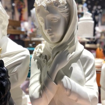 تحفة سيراميك بتصميم فتاه