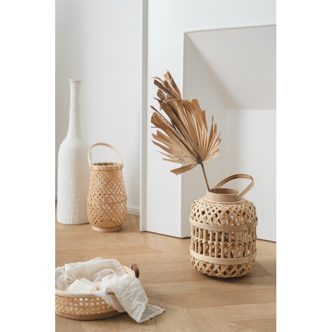 فانوس مصنوع من الخوص الطبيعي 