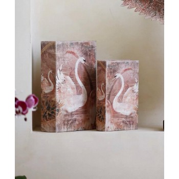 طقم صندوق تخزين  بتصميم رسمة "البجعة الوردية" المصممة بأسلوب الكتب الفنية العتيقة.تتميز هذه القطع برسومات كلاسيكية تجسد رقة البجع وهدوء البحيرات8590