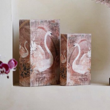 طقم صندوق تخزين  بتصميم رسمة "البجعة الوردية" المصممة بأسلوب الكتب الفنية العتيقة.تتميز هذه القطع برسومات كلاسيكية تجسد رقة البجع وهدوء البحيرات8590