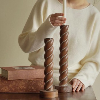 طقم شمعدان من خشب البتولا بتصميم حلزوني وهي تجمع بين التصميم الكلاسيكي والأناقة الطبيعية التي تناسب الأنماط الريفية والتقليديةL8634 طقم شمعدان من خشب البتولا بتصميم حلزوني وهي تجمع بين التصميم الكلاسيكي والأناقة الطبيعية التي تناسب الأنماط الريفية والتقليديةL8634