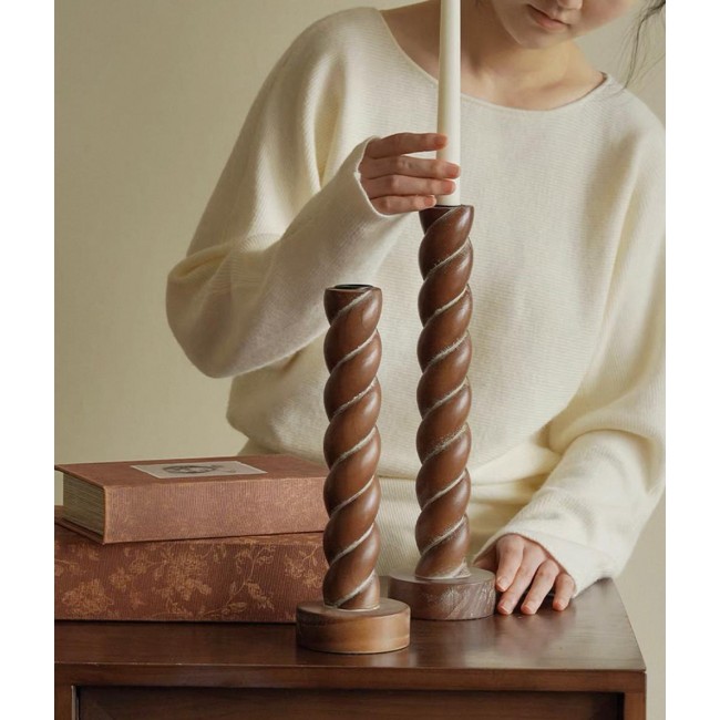 طقم شمعدان من خشب البتولا بتصميم حلزوني وهي تجمع بين التصميم الكلاسيكي والأناقة الطبيعية التي تناسب الأنماط الريفية والتقليديةL8634