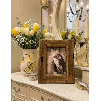 برواز ذكريات باطار خشبي مصممة بطريقة تداخل الألواح الخشبية، مما يضفي عمقاً بصرياً ويجعله قطعة فنية بحد ذاتها وليس مجرد إطار.L8627