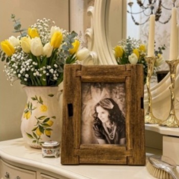 برواز ذكريات باطار خشبي مصممة بطريقة تداخل الألواح الخشبية، مما يضفي عمقاً بصرياً ويجعله قطعة فنية بحد ذاتها وليس مجرد إطار.L8627