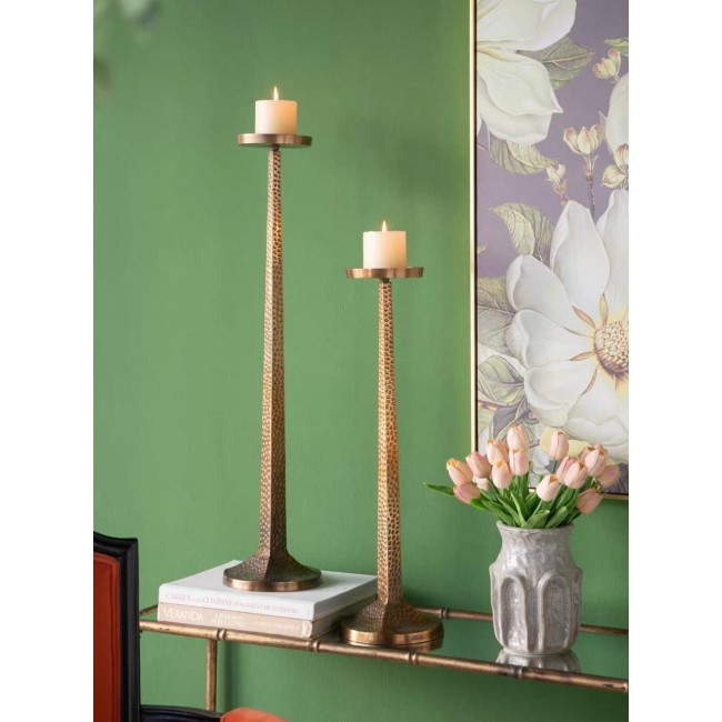 شمعدان معدن فاخر يتميز بتصميمه العمودي ونقوش مطرقه متوفر الحجمين 8519