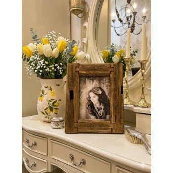 برواز ذكريات باطار خشبي مصممة بطريقة تداخل الألواح الخشبية، مما يضفي عمقاً بصرياً ويجعله قطعة فنية بحد ذاتها وليس مجرد إطار.L8627