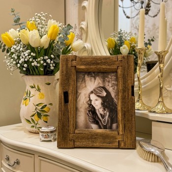 برواز ذكريات باطار خشبي مصممة بطريقة تداخل الألواح الخشبية، مما يضفي عمقاً بصرياً ويجعله قطعة فنية بحد ذاتها وليس مجرد إطار.L8627