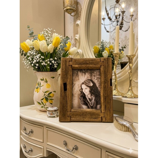 برواز ذكريات باطار خشبي مصممة بطريقة تداخل الألواح الخشبية، مما يضفي عمقاً بصرياً ويجعله قطعة فنية بحد ذاتها وليس مجرد إطار.L8627