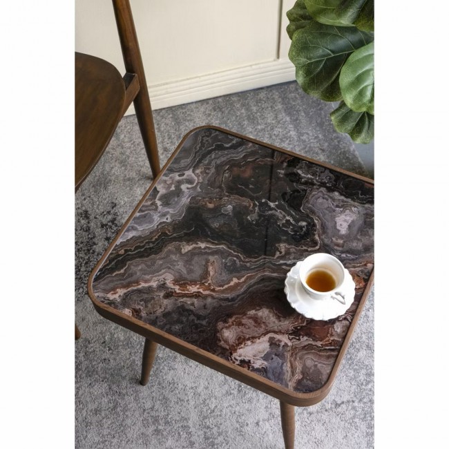 طاولة جانبية مربعة قطعة ديكور عصرية تجمع بين فخامة الرخام ودفء الخشب، وهي مثالية لإضافة لمسة جمالية في زوايا غرف المعيشة L7926