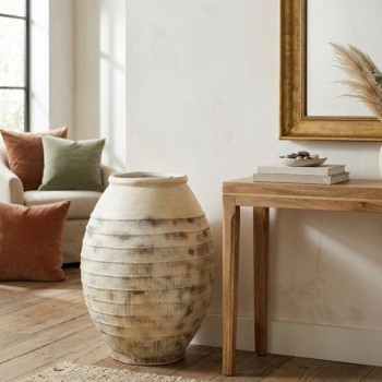 فازه سيراميك بتصميم بيضاوي بارز مع خطوط افقيه محفورة تمنحها طابعاً حرفياً فريدا8145