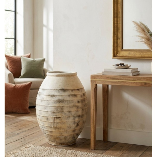 فازه سيراميك بتصميم بيضاوي بارز مع خطوط افقيه محفورة تمنحها طابعاً حرفياً فريدا8145