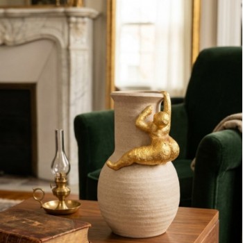 فازه  قطعة فنية استثنائية تمزج بين البساطة اليدوية والفن التجريدي المعاصر، مما يجعلها إضافة فريدة لأي ركن في منزلكL8565