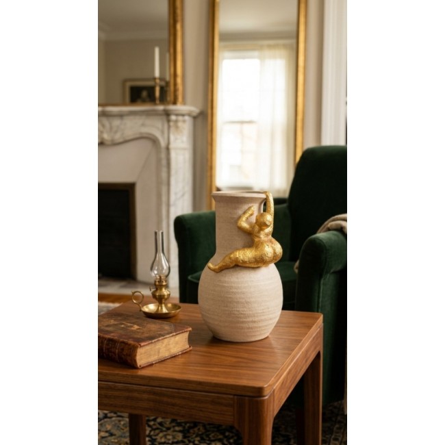 فازه  قطعة فنية استثنائية تمزج بين البساطة اليدوية والفن التجريدي المعاصر، مما يجعلها إضافة فريدة لأي ركن في منزلكL8565