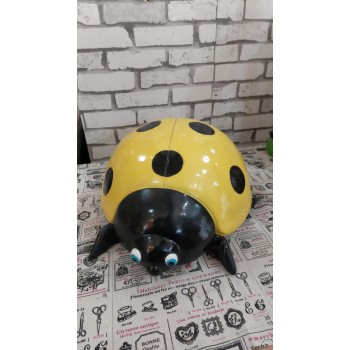 تحفة الدعسوقه الصفراء ملائمه للحديقه 