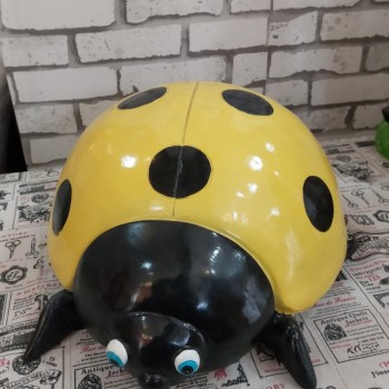 تحفة الدعسوقه الصفراء ملائمه للحديقه 