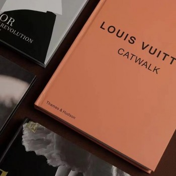 مجلة كتبيات غلاف مقوى علامةLOUIS VUITTON-5450 مجلة كتبيات غلاف مقوى علامةLOUIS VUITTON-5450