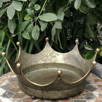 صينيه معدنيه بتصميم التاج متوفر حجمين -4933 صينيه معدنيه بتصميم التاج متوفر حجمين -4933