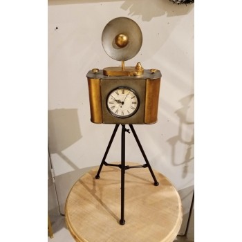 تحفة ساعه معدنيه بتصميم كاميرا 