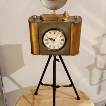 تحفة ساعه معدنيه بتصميم كاميرا 