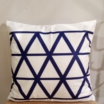 غطاء مخده بحشوه بتصميم مثلثات 