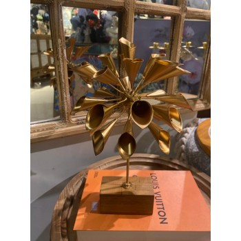 تحفه مكتبيه ذهبيه بستاند تحفه مكتبيه ذهبيه بستاند