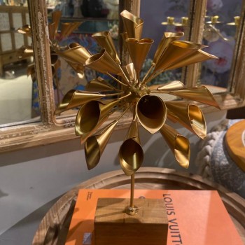 تحفه مكتبيه ذهبيه بستاند 