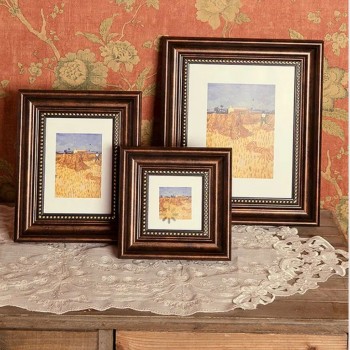 برواز خشبي بخطوط ذهبيه متوفر بثلاث احجام 