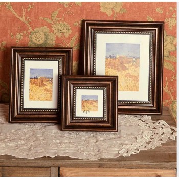 برواز خشبي بخطوط ذهبيه متوفر بثلاث احجام 