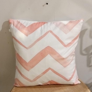 غطاء مخده بحشوه بخطوط هندسيه رفيعه 