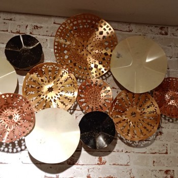 ديكور حائط بدوائر معدنيه 