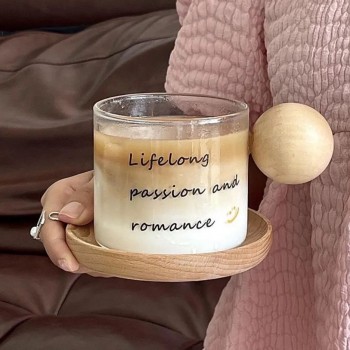 كوب زجاجي مقاوم للحراره العاليه مع مقبض خشبي وطبق خشبي L3389 كوب زجاجي مقاوم للحراره العاليه مع مقبض خشبي وطبق خشبي L3389