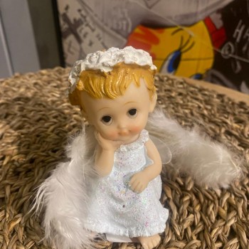 تحفة بنت بريش مصنوع من سراميك 