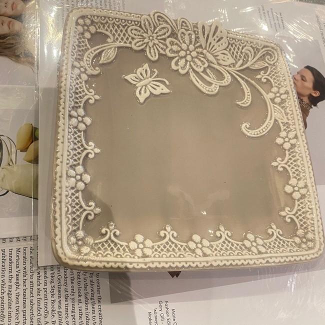 صحن من سراميك بنقش دانتيل صحن من سراميك بنقش دانتيل