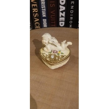 علبه من سراميك بغطاء انجل مزخرف 