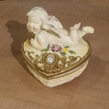 علبه من سراميك بغطاء انجل مزخرف 