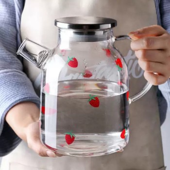 ابريق زجاج بتصميم الفراوله ابريق زجاج بتصميم الفراوله