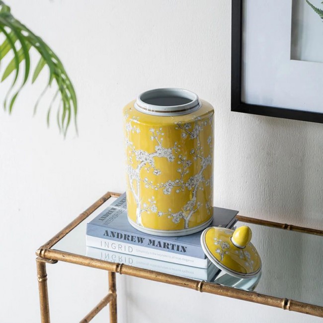 فازه سيراميك بلون أصفر فاتح وزخارف أزهار البرقوق البيضاء 8246