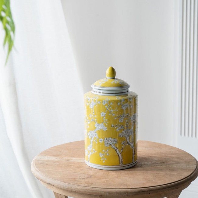 فازه سيراميك بلون أصفر فاتح وزخارف أزهار البرقوق البيضاء 8246