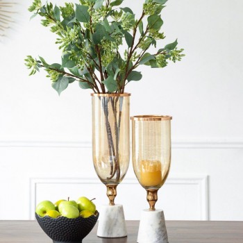 فازه زجاجية طويلة بقاعدة رخامية بيضاء ولون ذهبي بتصميم عصري متوفر الحجمين 8239