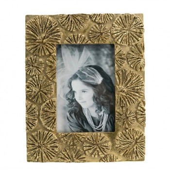 برواز صور مزخرف باللون الذهبي العتيق مع ملمس بارزبتصميم شبيه بالنجوم أو بتلات الأزهار8396