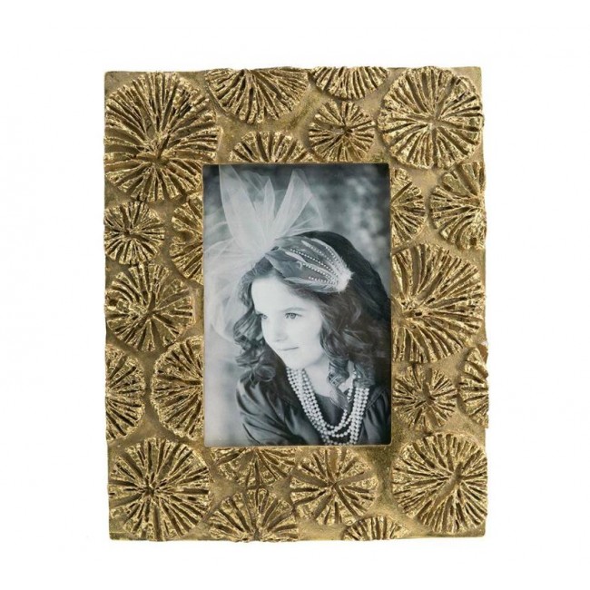 برواز صور مزخرف باللون الذهبي العتيق مع ملمس بارزبتصميم شبيه بالنجوم أو بتلات الأزهار8396