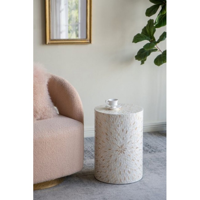 طاوله جانبيه بتصميم هندسي مطعم بصدف طبيعي بلمسات عصريه 8183