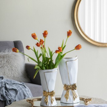 فازه سيراميك بيضاء بفيونكة ذهبية متوفر الحجمين 8206 فازه سيراميك بيضاء بفيونكة ذهبية متوفر الحجمين 8206