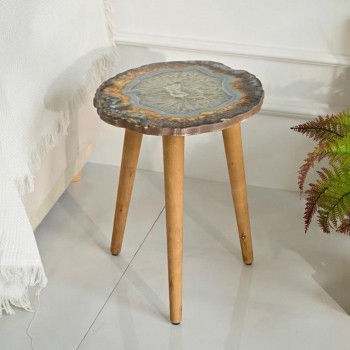 طاوله جانبيه مبتكره تحاكي تشكيلات الأحجار الكريمة بألوانها الهادئ مدعومة بأرجل خشبية طبيعية تمنحها طابعاً يجمع بين الحداثة والدفء9595