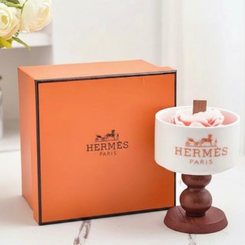 شمعدان سيراميك بقاعده خشبيه لمسه عصريه من براند هيرمز 9081 شمعدان سيراميك بقاعده خشبيه لمسه عصريه من براند هيرمز 9081