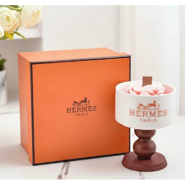 شمعدان سيراميك بقاعده خشبيه لمسه عصريه من براند هيرمز 9081